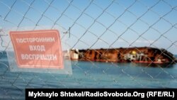 За словами міністра інфраструктури, вранці 23 липня на поверхні води біля затонулого танкера помітили «сіру плівку зі сріблястим нальотом»