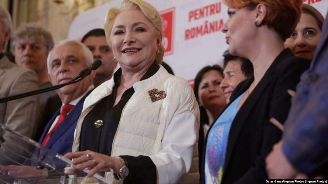 Viorica Dăncilă, purtând ceasul inciminat de deputatul PNL, Florin Roman, în seara primului tur al alegerilor prezidențiale