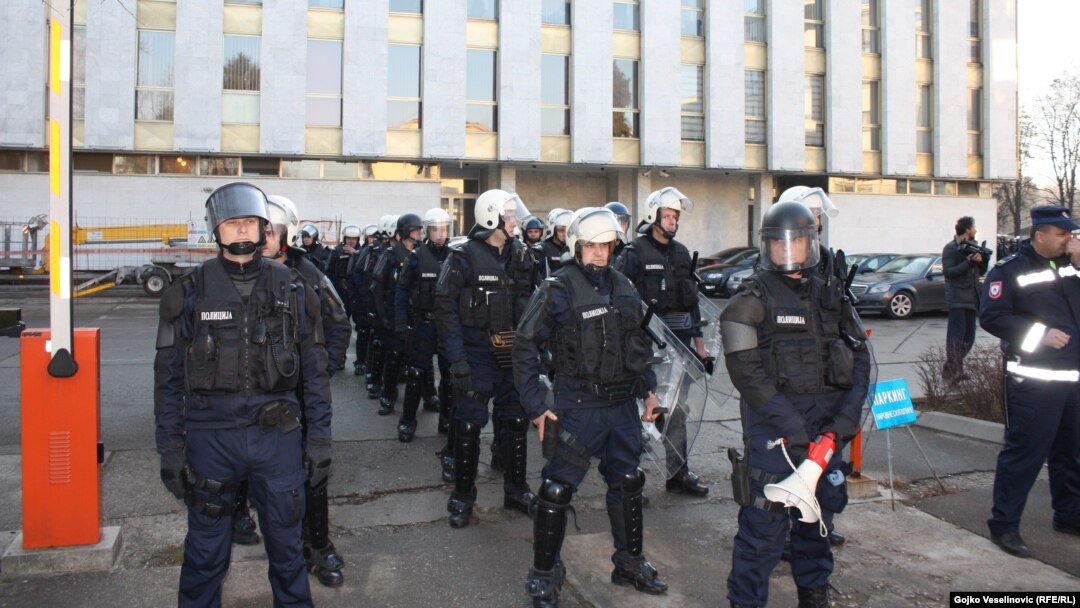 Pripadnici MUP-a RS obezbjeđuju zgradu Narodne skupštine Republike Srpske, Banjaluka