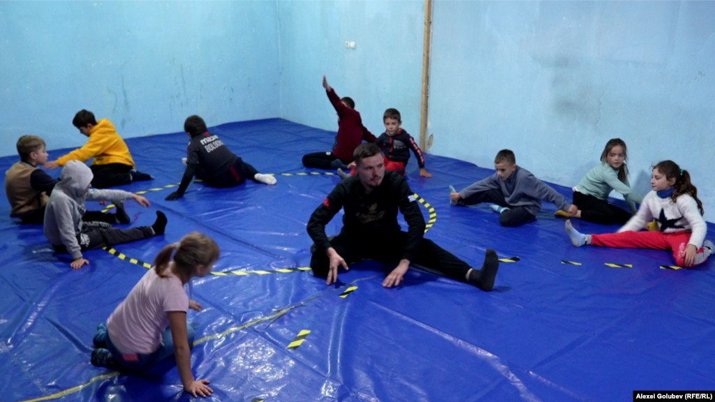 Preotul Marin Drăguțan din satul Lingura, Cantemir, are grijă nu doar de viața spirituală a enoriașilor, dar și de condiția fizică a elevilor din sat, fiind și profesor de sport.