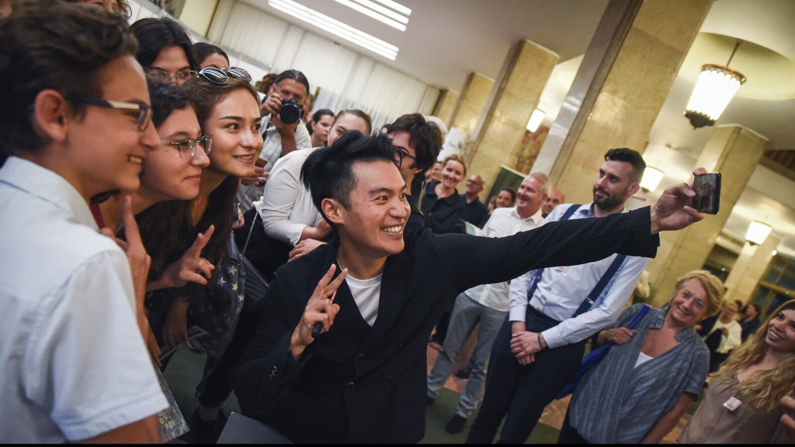Ray Chen, după spectacol, afabil cu spectatorii, poate chiar parte a milioanelor de followeri pe rețelele de socializare ale violonistului