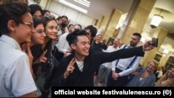 Ray Chen, după spectacol, afabil cu spectatorii, poate chiar parte a milioanelor de followeri pe rețelele de socializare ale violonistului