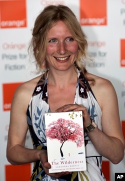  Саманта Харви държи образец от книгата си „ The Wilderness “, преди оповестяването на премията за художествена литература „ Orange Book “ за 2009 година в Лондон, 2009 година 