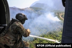 KFOR-i duke ndihmuar në shuarjen e zjarreve në perëndim të Kosovës më 2021.