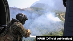 KFOR-i duke asistuar në shuarjen e zjarreve në rajonin e Rugovës. 2 gusht 2021. 