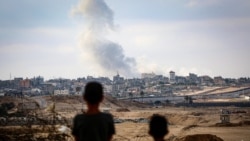 کودکان در حال تماشای دود ناشی از یکی از حملات اسرائیل به شهر رفح در جنوب نوار غزه