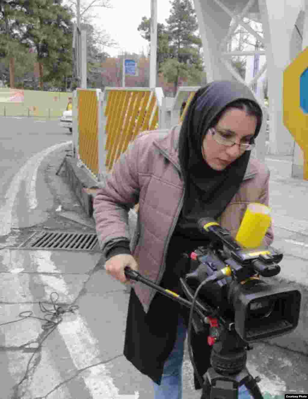 سینما رویای او بود، اما هیچ وقت نتوانست در دانشگاه&zwnj;های ایران درس سینما بخواند. می&zwnj;گوید که به&zwnj;خاطر ناشنوایی به او اجازه این کار را ندادند. 