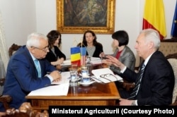 Ministrul Agriculturii, Petre Daea (stânga) și Hans Klemm (dreapta), ambasadorul Statelor Unite ale Americii în România