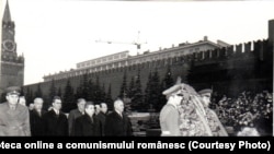 Nicolae Ceauşescu, la şedinţa Consiliului de Ajutor Economic Reciproc, depune flori la Mausoleul lui Lenin. (22 aprilie 1969). Fototeca online a comunismului românesc, cota:17/1969