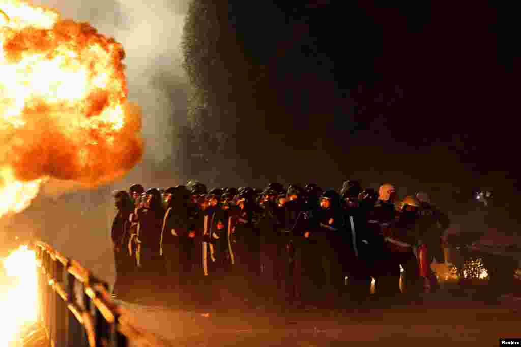 Взрыв коктейля Молотова у офиса премьера в Тиране 24 января 2026 года во время протестов из-за расследования коррупции в отношении вице-премьера Белинды Баллуку. REUTERS/Florion Goga