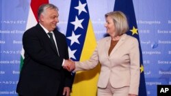 Orbán Viktor miniszterelnök kezet fog Borjana Krištóval, a bosznia-hercegovinai Minisztertanács elnökével találkozójuk előtt Szarajevóban 2024. április 4-én