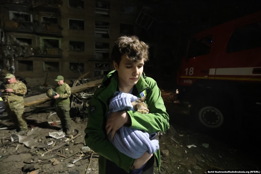 Хлопець із котом на руках на місці удару