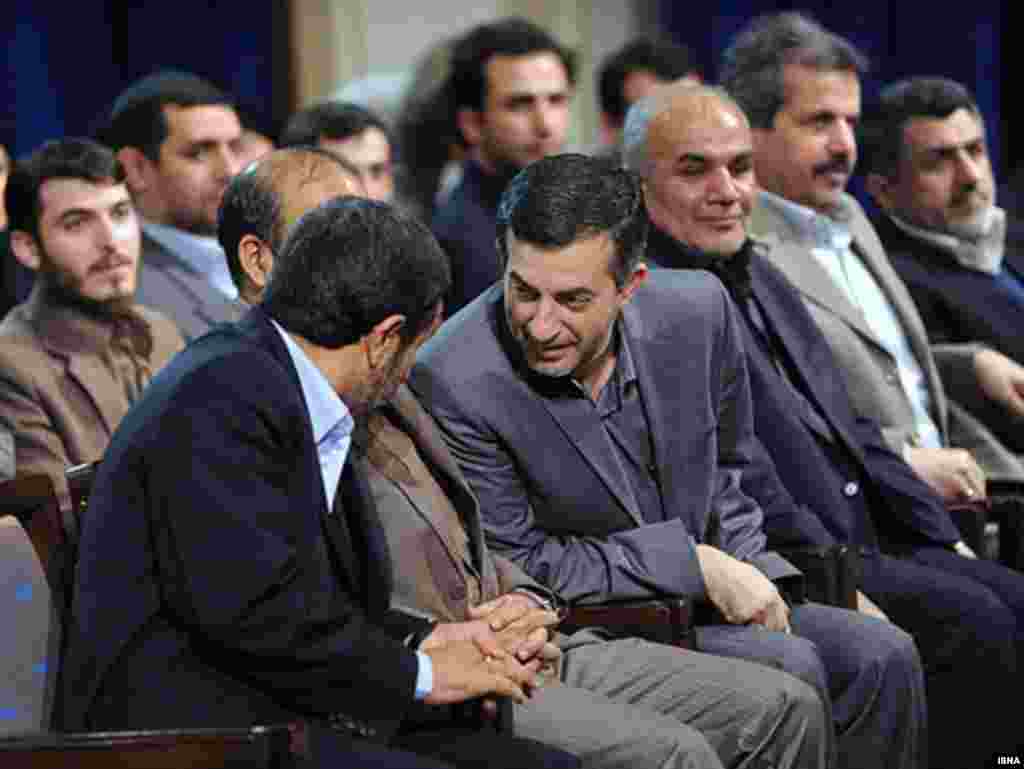 Iran -- Iranian president Mahmud Ahmadinejad (L) speaks with Iranian Vice-President Esfandiar Rahim-Mashaei, In a meeting with Yong advisor in Tehran, 27May2010 - mashaee