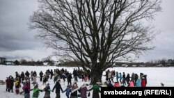 Як цягнулі Каляду на дуба. Фотарэпартаж з унікальнага абраду