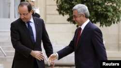 Fransa prezidenti Francois Hollande (solda) erməni həmkarı Serzh Sargsyanı qarşılayır. Paris, 12 noyanr 2012
