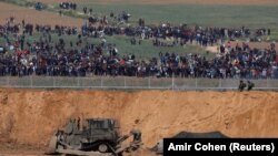 Израелската војска патролира долж границата каде се собрани демонстрантите во Појасот Газа