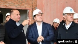 Александр Нестеренко (в центре)