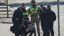 Поліцейські оглядають уламок збитого російського дрона. Київ, 16 березня 2026 року