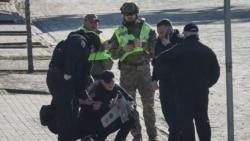 Полиция и эксперты в Киеве осматривают место падения одного из сбитых российских БПЛА. 16 марта 2026 года