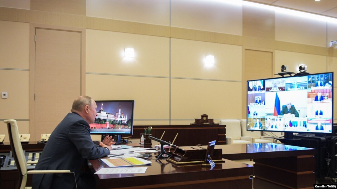 Путин Москва ташқарисидаги Ново-Огарёво қароргоҳида видеоалоқа тарзидаги ҳукумат йиғилишида.
