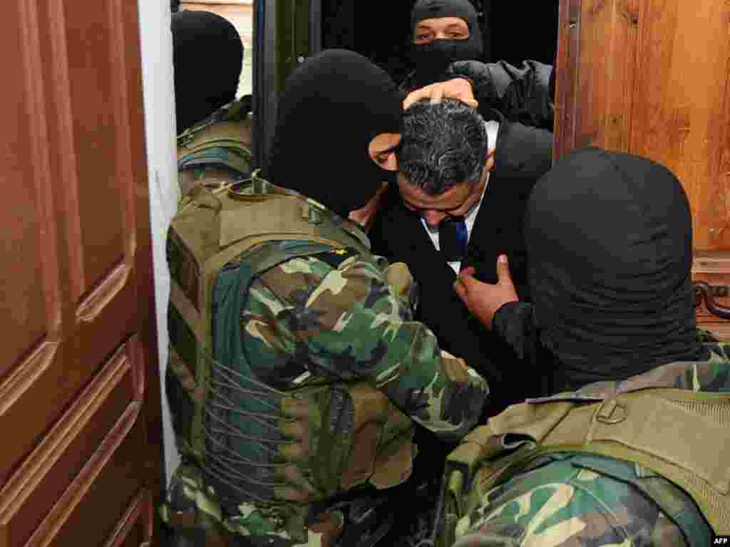 Ben Alinin oğlu İmed Trabelsi məhkəməyə çıxarılır, 20 aprel 2011