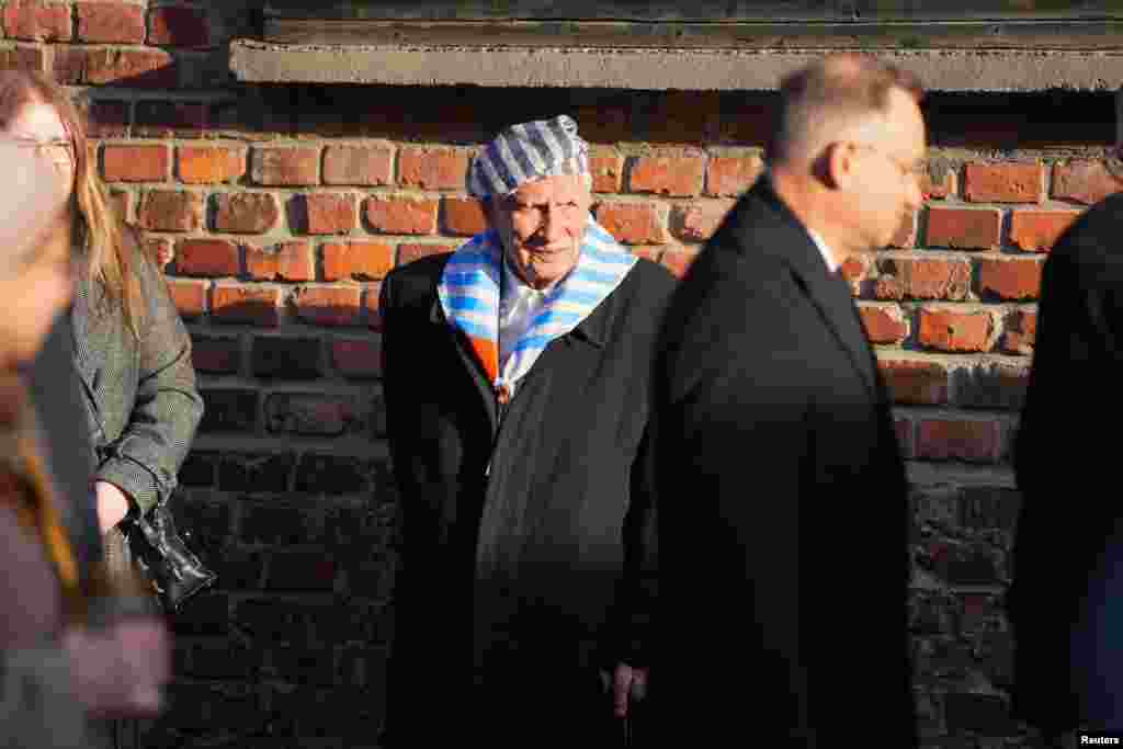 Un supraviețuitor se uită la cea de-a 80-a comemorare de la eliberarea lagărului de concentrare și exterminare german nazist Auschwitz-Birkenau din Oswiecim, Polonia, 27 ianuarie 2025. REUTERS/Aleksandra Szmigiel