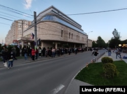 Primul maraton de vaccinare, organizat în zilele de 21-23 mai 2021 la Chişinău de Universitatea de Medicină și Farmacie. Sâmbătă în jurul orei 20:00 peste 800 de persoane stăteau în rând pentru a se vaccina cu Pfizer.