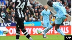 Yaya Touré (sağda) Newcastle United`ə qarşı "dubl" etdi, 6 may 2012