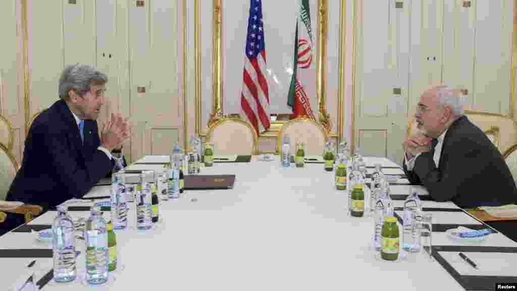 جواد ظریف و جان کری بارها در سال ۲۰۱۵ رو در رو شدند و با هم گفت&zwnj;گو کردند. 