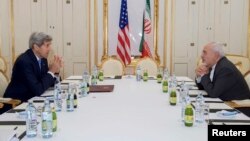 Госсекретарь США Джон Керри (слева) на встрече с министром иностранных дел Ирана Мохаммадом Зарифом в Вене, 30 Июня 2015