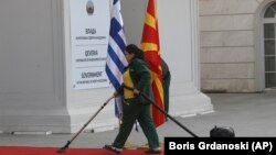 Знамињата на Македонија и на Грција пред Владата 