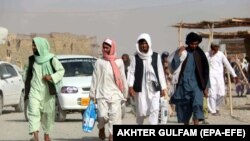 Disa qytetarë afganë ikin nga vendi i tyre në drejtim të Pakistanit, për shkak të intensifikimit të luftimeve midis talibanëve dhe forcave qeveritare.