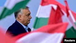 У відеозверненні в соцмережах, оприлюдненому 25 квітня, Орбан зазначив, що його присутність у парламенті не потрібна, і натомість він зосередиться на реорганізації партії «Фідес»