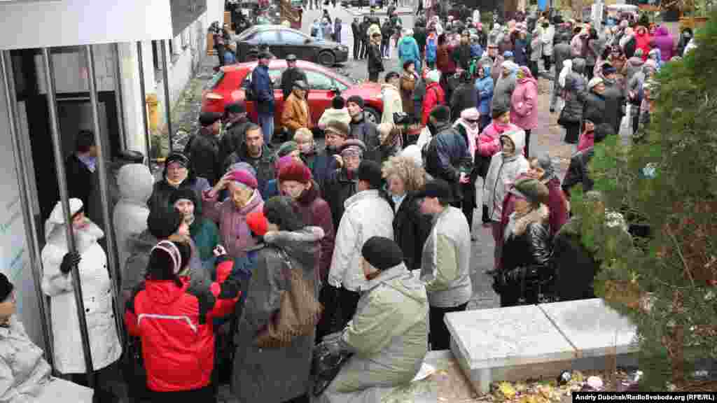 Київ, 9 листопада 2012 року &ndash; Люди біля метро Хрещатик збираються на мітинг. За кого &ndash; не знають&hellip;