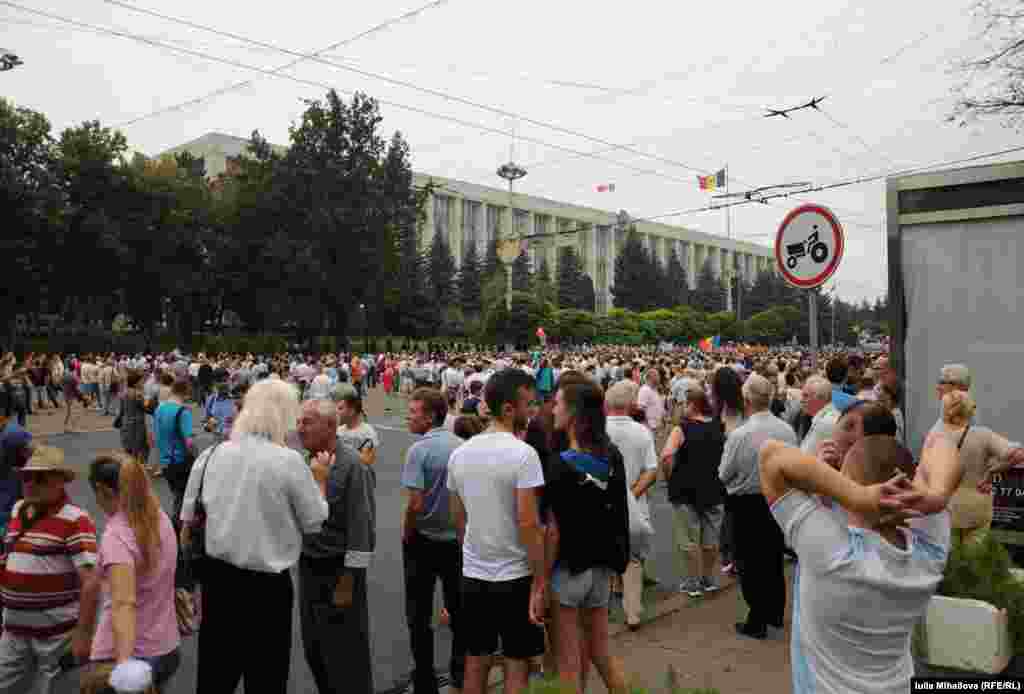 Шараны ұйымдастырушы &laquo;Ар-намыс және әділеттілік&raquo; қозғалысының өкілдері Ұлы Ұлттық жиналыс алаңында өтіп жатқан наразылық жиынына қатысушы адам саны 100 мыңға жуық деп хабарлады.&nbsp;​Бірақ полиция &quot;шараға он екі мыңнан сәл астам адам қатысты&quot; дейді.