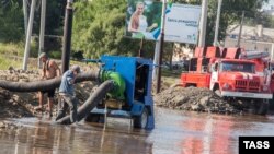 Пожарные пытаются откачать воду. Хабаровск, 21 августа 2013 года