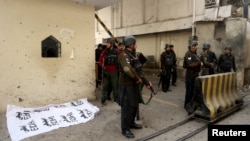 پاکستان- نیروهای پاکستان پس از حملۀ انتحاری در پیشاور در حال آماده باش دیده می‌شوند.