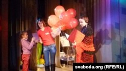 Узнагароджаньне пераможцаў конкурсу дзіцячага літаратурнага конкурсу, прысьвечанага 80-годзьдзю Ўладзімера Караткевіча 