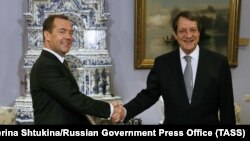 Președintele Nicos Anastasiades întîmpinat de premierul rus Dmitri Medvedev la reședința sa de la Gorki, în octombrie 2017 