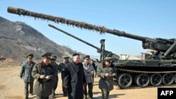 Кіраўнік Паўночнай Карэі Кім Ёнг Ын аглядае пазыцыі войскаў