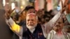 Premijer Narendra Modi pozdravlja pristalice dok stiže u sjedište Bharatiya Janata Party (BJP) u New Delhiju, Indija, u utorak, 4. juna 2024. 
