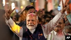 Premijer Narendra Modi pozdravlja pristalice dok stiže u sjedište Bharatiya Janata Party (BJP) u New Delhiju, Indija, u utorak, 4. juna 2024. 