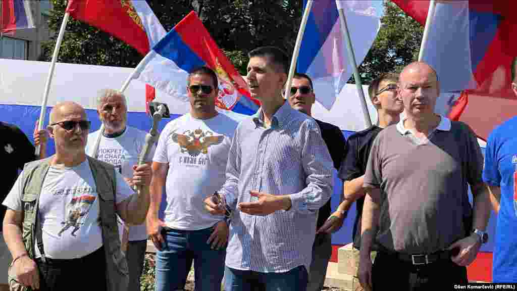 Na poziv Mladena Obradovića, lidera zabranjene ekstremno desničarske grupe Obraz, i parlamentarne stranke Mi snaga naroda, nekoliko desetina ljudi okupilo se na kratko u centru Beograda na skupu protiv posjete Volodimira Zelenskog. Beograd, 8 avgust 2026.