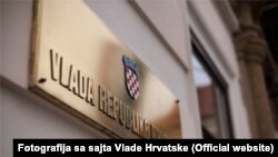 Tabla na zgradi Vlade Republike Hrvatske