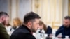 Në këtë fotografi të shpërndarë, të bërë më 6 shkurt, presidenti i Ukrainës, Volodymyr Zelensky, kryeson një takim me gazetarë në zyrën e tij në Kiev.