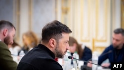 Në këtë fotografi të shpërndarë, të bërë më 6 shkurt, presidenti i Ukrainës, Volodymyr Zelensky, kryeson një takim me gazetarë në zyrën e tij në Kiev.