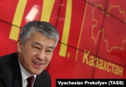 Kajrat Boranbajev, a McDonald’s kazahsztáni franchise-tulajdonosa az első kazahsztáni McDonald’s-étterem megnyitását ünneplő moszkvai sajtótájékoztatón 2016. február 25-én