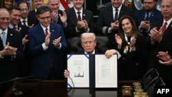 ABŞ prezidenti Donald Tramp federal hökumətin yenidən açılması ilə bağlı imzalanmış qanun layihələri paketini nümayiş etdirir.