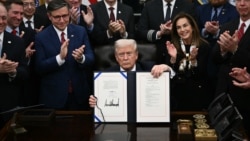 Дональд Трамп в окружении законодателей-республиканцев подписывает закон о возобновлении финансирования государственных служб. 12 ноября 2025 года