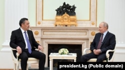 Встреча президента Кыргызстана Садыра Жапарова (слева) с президентом России Владимиром Путиным. 23 апреля 2026 года